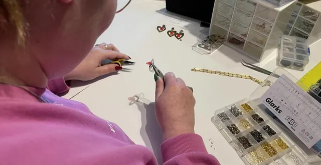 photo  depuis son domicile sandra crée des bijoux de toutes sortes.  &copy;  le maine libre 