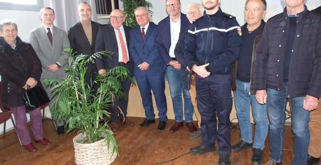 photo  des vœux en présence d’élus et autres acteurs de la vie locale.  &copy;  le maine libre 