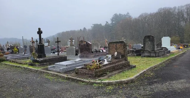 photo  le cimetière de chahaignes où est enterré charles met, un proche de jean-marie le pen, et décédé en décembre 2004.  &copy;  le maine libre 