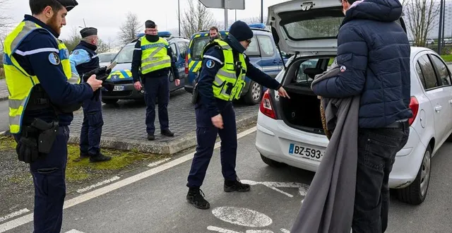 photo  beaucouzé, mercredi 15 janvier 2025. les militaires étaient autorisés à ouvrir le coffre des véhicules lors de cette opération de contrôle.  &copy;  co - laurent combet 