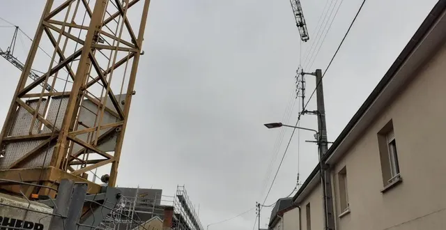 photo  les chaînes de la grue se sont rompues et ont sectionné les fils électriques basse tension de la rue de la blanchisserie, au mans (sarthe), ce jeudi 16 janvier 2025.  &copy;  ouest-france 