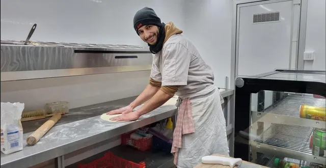 photo  « j’ai toujours été dans la pizza » : le camion le pizz’à sam de samir moughtanim est présent tous les mardis soir et les vendredis soir, dans le centre du bourg ou à la trugalle.  &copy;  ouest-france 