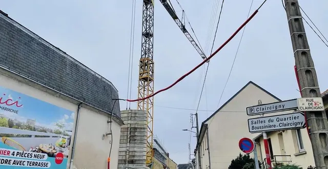 photo  la grue d’un chantier situé rue de la blanchisserie, au mans, a endommagé des lignes à basse tension.  &copy;  le maine libre 
