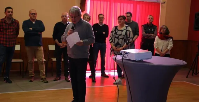 photo  jean-denis guibert, maire, accompagné du conseil municipal, présente les vœux à la population.  &copy;  le maine libre 