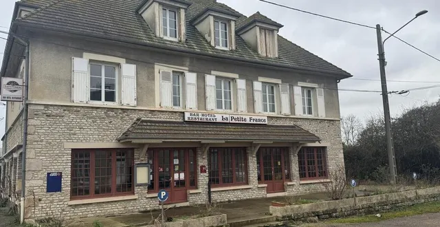 photo  l’hôtel-restaurant de la gare de surdon est fermé depuis trois mois.  &copy;  ouest-france 