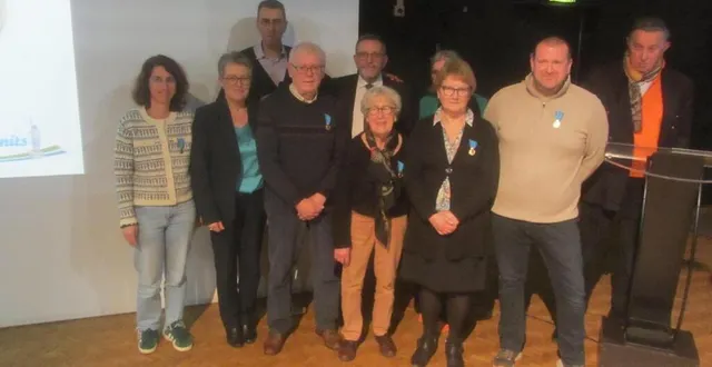 photo  de gauche à droite : carole marivint, marie-ange fouchereau, maire ; bernard strzelecki, viviane gerbouin, élisabeth roman ros, nicolas poirier, pierre-pascal bigot, adjoint au maire. derrière, étienne glémot, président de la communauté de communes, et philippe bolo, député, les quatre élus ayant remis les médailles.  &copy;  ouest-france 