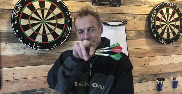 photo  baugé-en-anjou, le 15 janvier 2025. un peu à la manière des affiches pour le recrutement de soldats aux états-unis, dick bogaard, un néerlandais installé à baugé, semble inviter à rejoindre les joueurs de fléchettes des dagues darts.  &copy;  co - christophe ricci 