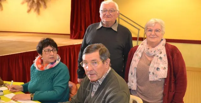 photo  le président maurice bossuet et la trésorière brigitte david lors de la réinscription assurée par martine allain et andré rezé.  &copy;  le maine libre 
