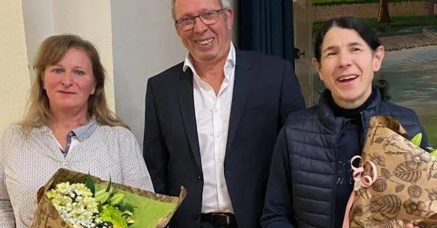 photo  de gauche à droite : sylvie leroi, nouvelle secrétaire de mairie, guy cosme, maire et anita faure, secrétaire de mairie retraitée.  &copy;  ouest-france 
