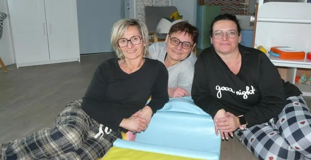 photo  christelle, virginie et alexandra, en pleine journée sur le thème « pyjama » espèrent trouver rapidement une 4e collègue.  &copy;  le maine libre 
