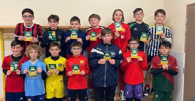 photo  les jeunes ont tous reçu un petit guide.  &copy;  le maine libre 