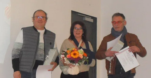 photo  les personnels récompensés pour leurs années de service (nathalie froger étant absente).  &copy;  le maine libre 