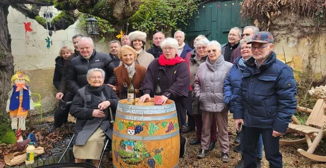 photo  les participants autour du tonneau  &copy;  le maine libre 