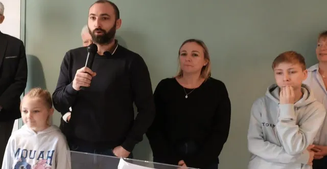 photo  françois coiffé avec son épouse alicia, et leurs deux enfants.  &copy;  ouest-france 
