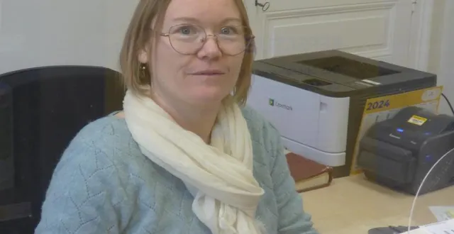 photo  mélanie eon accueille les clients de l’agence postale, en parallèle de son poste d’adjoint administratif à l’accueil de la mairie.  &copy;  ouest-france 