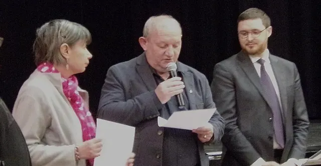 photo  philippe richard, le maire, a présenté ses vœux à la population, aux côtés du sous-préfet, quentin spooner.  &copy;  ouest-france 