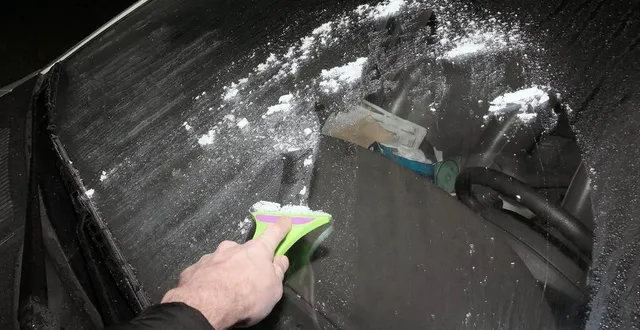 photo  ne pas dégivrer correctement son pare-brise vous expose à une contravention de troisième classe.  &copy;  archives le courrier de l’ouest 