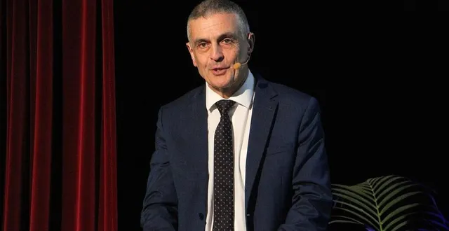 photo  mercredi 15 janvier 2025, lors de ses vœux, le président de la communauté de communes du pays sabolien, daniel chevalier (droite), a rappelé les coupes budgétaires auxquelles fait face la collectivité.  &copy;  le maine libre 