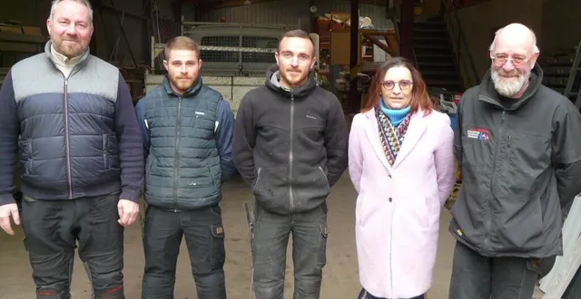 photo  david jarry et arnaud bruneau entourent les salariés, evan et dylan, et nathalie, épouse d’arnaud.  &copy;  le maine libre 