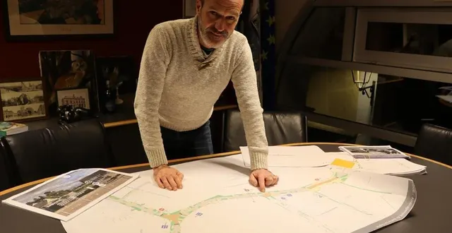 photo  anthony mussard, le maire de loué, présente le plan du futur aménagement du quartier de l’église, le grand projet de l’année 2025.  &copy;  ouest-france 