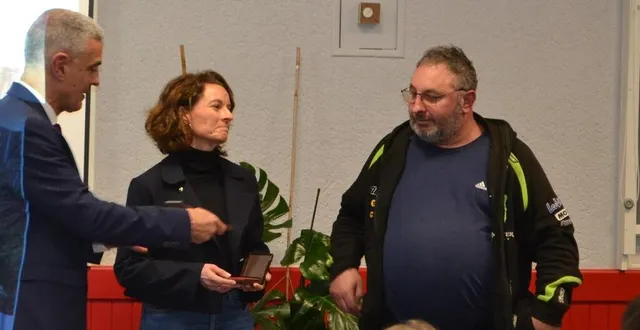 photo  sonia buffet et frédéric huet ont reçu la médaille de la commune.  &copy;  le maine libre 