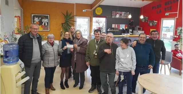 photo  peggy seigneuray reçoit le chèque de 500 € pour permettre aux résidents aux revenus modestes d’avoir un poste de télévision.  &copy;  opération bouchons 72 