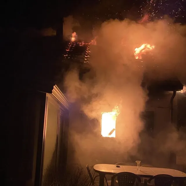 photo l’incendie, qui semble avoir démarré dans le garage, s’est rapidement propagé au reste de la maison.  ©  photo fournie par le propriétaire