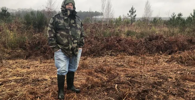 photo  baugé-en-anjou, le 10 janvier 2025. philippe pot devant la parcelle retenue pour le projet de centrale solaire. il conteste avec alain guerlet le lieu d’implantation de cette centrale car, selon eux, la zone est encore boisée.  &copy;  co – christophe ricci 