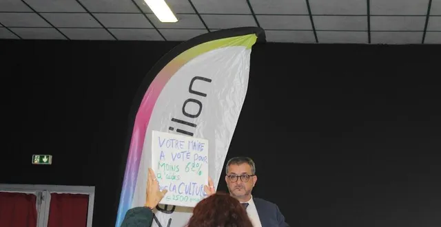 photo  mazé-milon, lundi 13 janvier. des manifestantes se sont exprimé lors des vœux du maire.  &copy;  co 