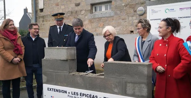 photo  marie sourdaine, directrice de l’ehpad ; sébastien lorgeoux de boo' alidade ; sébastien jallet, préfet de l’orne ; jérôme nury, député et conseiller départemental ; catherine vautrin, ministre ; josette porquet, maire et catherine meunier, conseillère régionale et départementale lors de la pose de la première pierre du pasa.  &copy;  ouest-france 