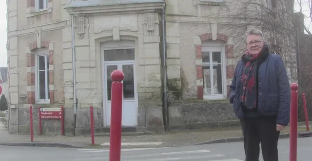 photo  marie-ange fouchereau, maire de bécon-les-granits, devant le bâtiment de l’ancienne poste qui sera entièrement rénové.  &copy;  ouest-france 