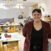 photo la maire mélanie cosnier, dans l’une des trois classes de l’école communale fraîchement rénovée.