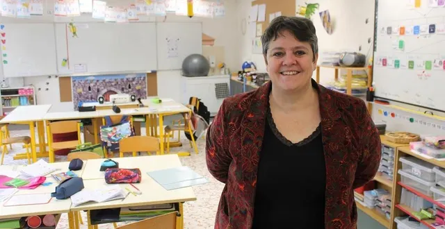 photo  la maire mélanie cosnier, dans l’une des trois classes de l’école communale fraîchement rénovée.  &copy;  ouest-france 