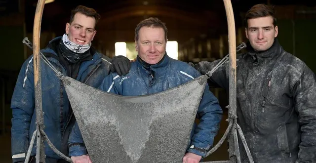 photo  thierry duvaldestin (centre) tient entre les mains un sulky, entouré de ses fils théo (gauche) et clément (droite).  &copy;  archives stephane geufroi / ouest-france 