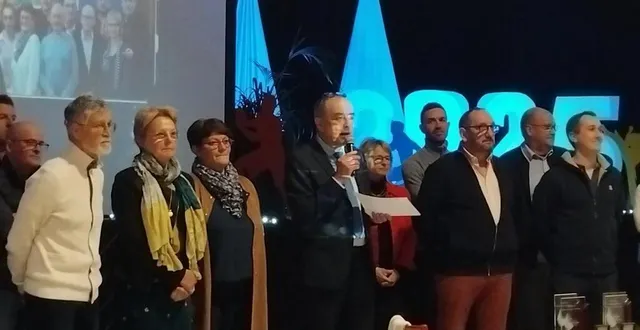 photo  accompagné par les membres du conseil municipal, stéphane terrier a présenté les projets pour l’année 2025 lors de la cérémonie des vœux.  &copy;  ouest-france 