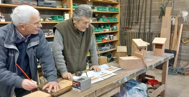 photo  à gauche, jean-jacques rey, président de l’association vibraye naturellement, accompagné de michel pitorin, bénévole menuisier, préparent les éléments des nichoirs.  &copy;  ouest-france 