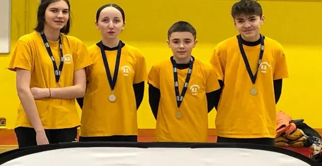 photo  les élèves de l’équipe jaune en catégorie établissement sélectionnée pour le championnat de france.  &copy;  le maine libre 