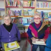 photo ginette et josiane, bénévoles à la bibliothèque.