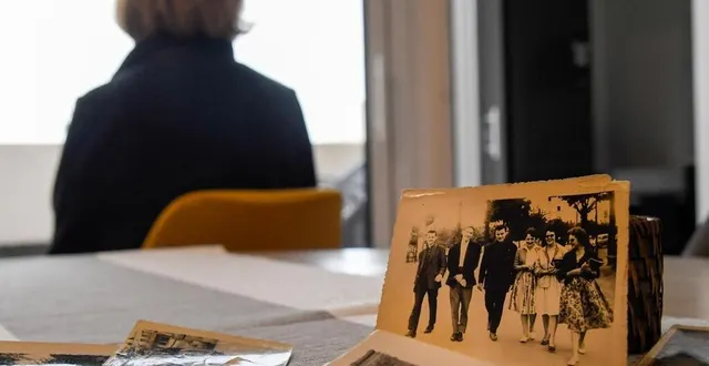 photo  angers, le 2 janvier 2025. andrée ne dispose que de bribes d’informations et des photos dont elle ne sait pas reconnaître tous les sujets.  &copy;  co – laurent combet 