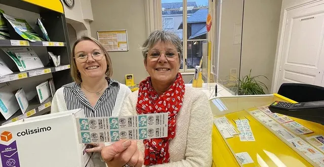 photo  dominique hautreux (à droite) prend sa retraite, l’agence postale communale a élargi ses horaires le 6 janvier 2025.  &copy;  le maine libre 