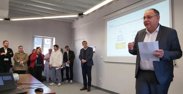 photo  sébastien letessier, le directeur délégué de l’hôpital de montval-sur-loir félicite le personnel.  &copy;  le maine libre 