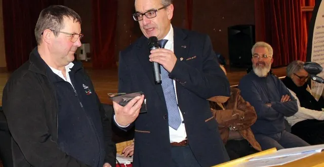 photo  françois boussard a remis un trophée à patrick jouenne, coordinateur des 40 artisans charpentiers de la rénovation de notre dame de paris.   &copy;  le maine libre 