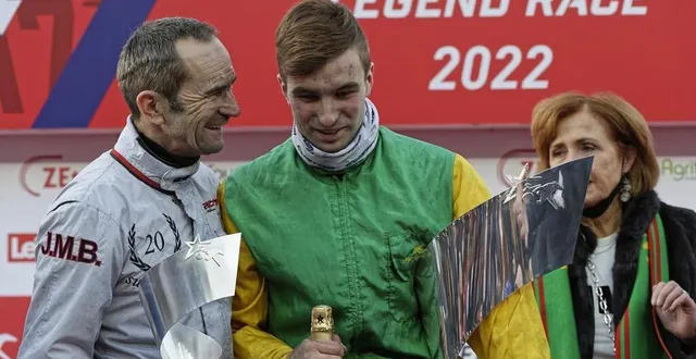 photo  jean-michel et nicolas bazire sur la plus haute marche du podium du prix d’amérique en 2022, après le succès de davidson du pont.  &copy;  © jean-luc lamaère – le trot 