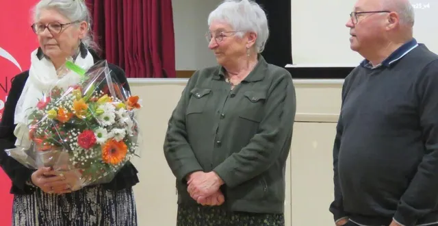 photo  de g. à dr : ghislaine flotte, michèle saulou et alain lesourd.  &copy;  le maine libre 