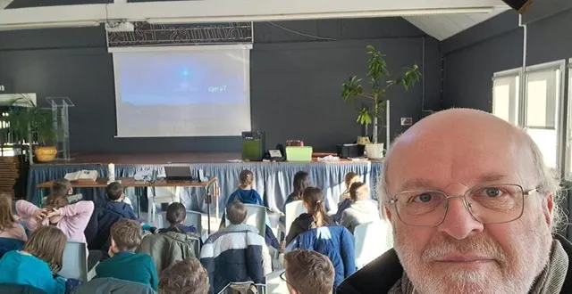 photo  le père dominique raimbault accueille les paroissiens, notamment à thouarcé.  &copy;  co 