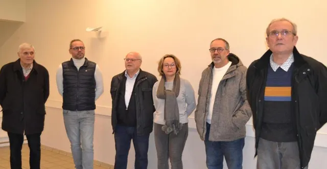 photo  le maire (à droite) et son conseil.  &copy;  le maine libre 