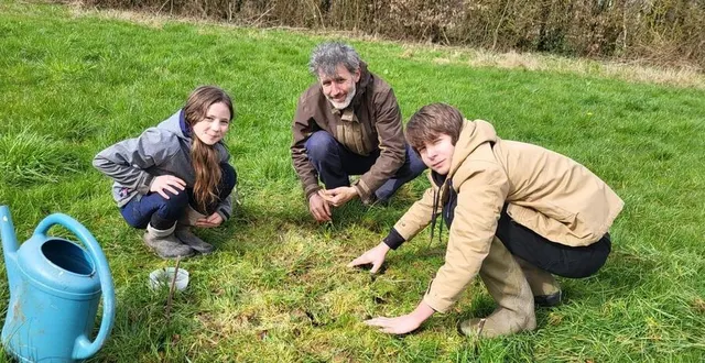 photo  bertrand plançon lors d’une application du protocole lombrics dans une de ses parcelles, avec sa fille, à gauche et un stagiaire du cpie, charles-elie marin-bertin, à droite.  &copy;  cpie des collines normandes 
