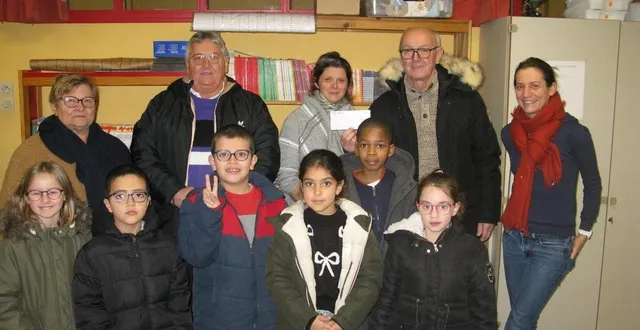 photo  william touchard, le président du comité des fêtes du quartier henri-dunant, remet un chèque de 500 € à aurélie bertron, la directrice de l’école jules-ferry.  &copy;  ouest-france 