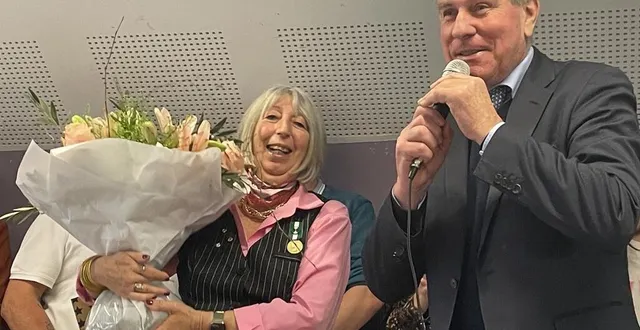 photo  le sénateur jean-pierre vogel a surpris martine crnkovic en lui remettant la médaille d’honneur du sénat, en plus de la médaille d’honneur régionale, départementale et communale qu’elle porte sur la photo.  &copy;  le maine libre 