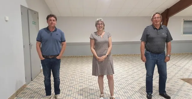 photo  de gauche à droite : benoît gautier, était 2e adjoint et devient premier adjoint ; cécile dupont, maire démissionnaire, et bernard mahieux, ex-premier adjoint a été élu maire.  &copy;  archive ouest-france 